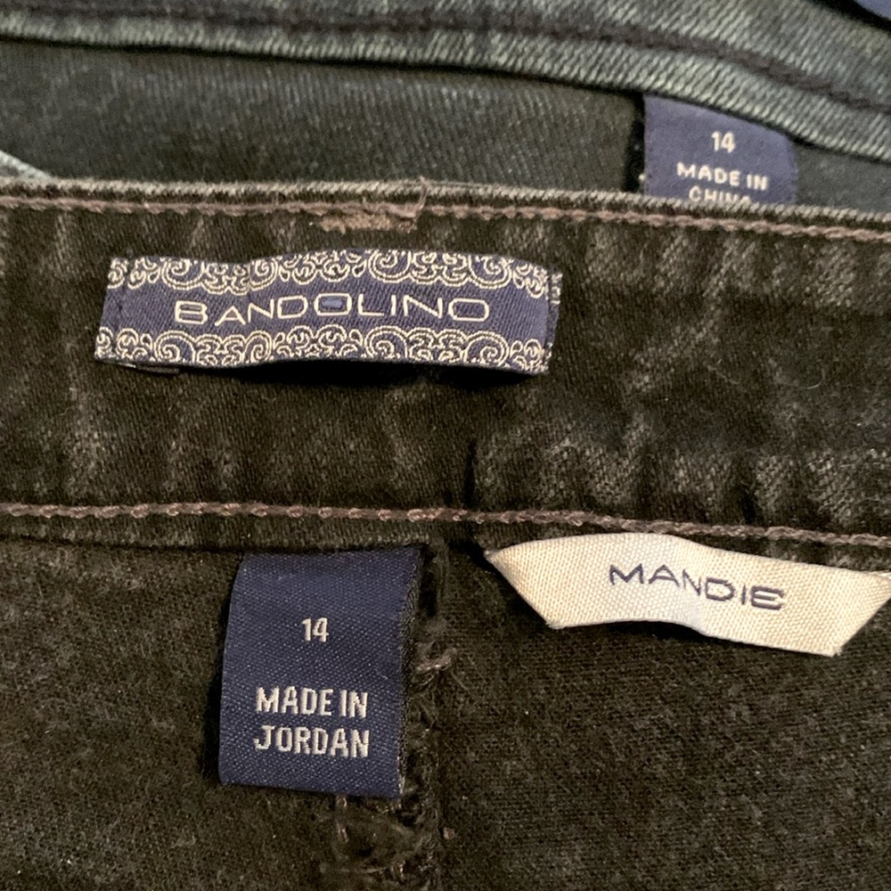 Gently worn Bandolino straight leg Mandie style jeans in black.